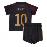Otroški Nogometni dresi Nemčija Serge Gnabry #10 Gostujoči SP 2022 Kratek Rokav (+ Kratke hlače)